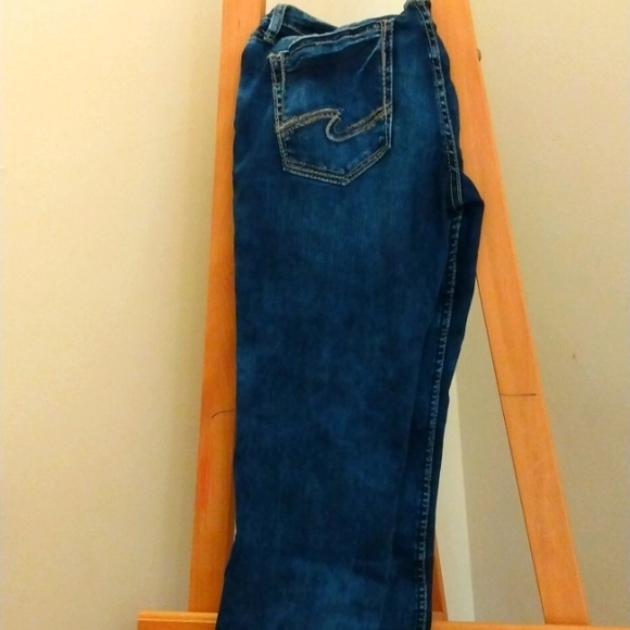 LOTUS BOSS SHINE: Silver jean capris. Suki fit. Medium wash 30x20.5 - Picture 2 of 5